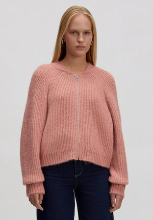 Helles rosa Strickjacke mit strukturiertem Material, Raglanärmeln und einem silbernen Reißverschluss auf der Vorderseite. Kurzes Design mit breiten Bündchen.