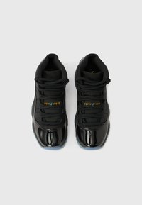 Μαύρα αθλητικά παπούτσια με γυαλιστερό φινίρισμα από πατέντα δέρματος, πάνελ από δίχτυ, επίπεδα κορδόνια και πατούσες από καουτσούκ σε παγωμένο μπλε χρώμα. Διαθέτουν μικρή λεπτομέρεια με λογότυπο.