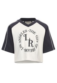Cropped T-shirt met een wit lijfje en marineblauwe raglanmouwen. Heeft een cirkelvormig grafisch logo met de tekst "Los Angeles - The City of Dreams."