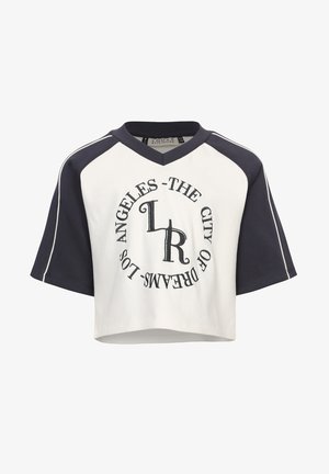 Cropped T-shirt met een wit lijfje en marineblauwe raglanmouwen. Heeft een cirkelvormig grafisch logo met de tekst "Los Angeles - The City of Dreams."