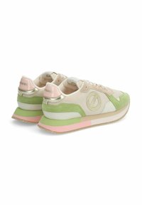 Sneaker aus leicht beigem Mesh und Wildleder mit grünen und rosa Akzenten, metallischen Details und einer dicken, mehrfarbigen Sohle.