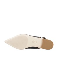 Scarpa nera con punta a punta, suola in gomma testurizzata e accenti beige, caratterizzata da un design elegante e un tacco sottile.