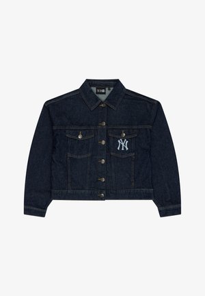 Mørkeblå denim crop-jakke med knappelukking foran, to brystlommer og en brodert hvit logo på venstre side.