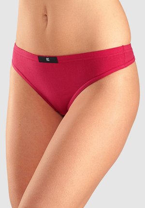 Rode katoenen bikini-onderstuk met een gladde textuur, laag uitgesneden ontwerp en minimale dekking, voorzien van een klein zwart merklabel op de tailleband.