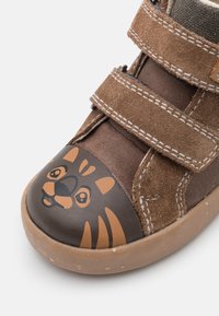 Geox WWF KILWI BOY - Vysoké tenisky - brown/dark brown