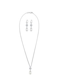 Silberne Schmuckset mit einer Halskette und Ohrringen. Die Halskette hat einen Anhänger mit einer Perle; die Ohrringe sind mit Perlen und runden Akzenten verziert.