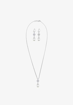 Silberne Schmuckset mit einer Halskette und Ohrringen. Die Halskette hat einen Anhänger mit einer Perle; die Ohrringe sind mit Perlen und runden Akzenten verziert.