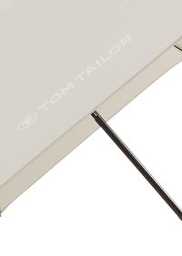 Svetlo béžový dáždnik so stabilným čiernym kovovým rámom, na ktorom je potlačené logo "TOM TAILOR" svetlo šedou farbou na plášti.