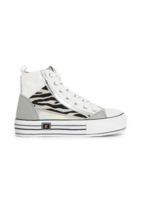 Hochschuh mit einem weißen Canvas-Obermaterial, silbernen Akzenten, schwarz-weißer Zebra-Print, grauen Seitenpaneelen und einer strukturierten weißen Sohle.