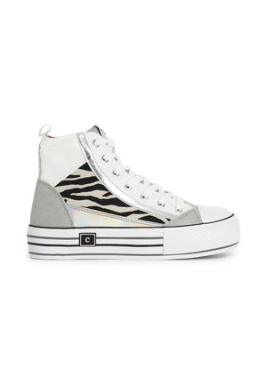 Hochschuh mit einem weißen Canvas-Obermaterial, silbernen Akzenten, schwarz-weißer Zebra-Print, grauen Seitenpaneelen und einer strukturierten weißen Sohle.