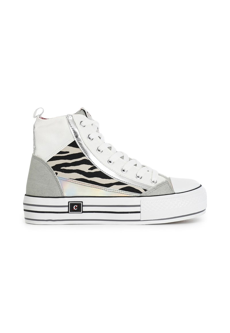 Hochschuh mit einem weißen Canvas-Obermaterial, silbernen Akzenten, schwarz-weißer Zebra-Print, grauen Seitenpaneelen und einer strukturierten weißen Sohle.