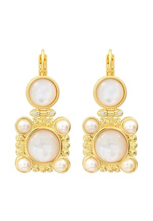 Boucles d’oreilles pendantes en or avec de grandes perles blanches, de petites perles rondes et de petites pierres précieuses transparentes dans un design floral orné.
