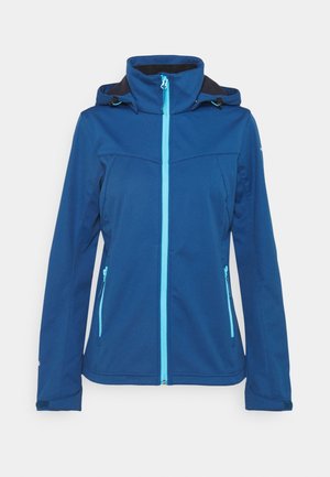 Veste softshell bleue avec capuche attachée, fermeture éclair bleu clair et détails aux poches, vue de face sur un fond uni.