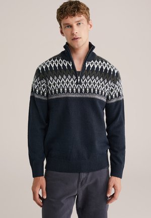 Pulover cu fermoar închis la culoare, cu model fair isle în nuanțe de verde, alb și gri. Design tricotat, cu manșete și tiv cu nervuri, textură netedă.