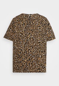 Top de manga curta, com padrão de leopardo castanho, com decote redondo e um pequeno fecho nas costas com botão. Tecido macio com um padrão texturizado.