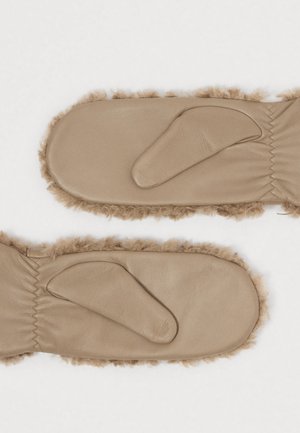 Rank 12: BOSS - BOSS x STEIFF YOSIE - Mittens