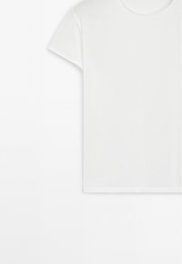 Hvid bomulds t-shirt med rund halsudskæring, korte ærmer og en afslappet pasform. Glat tekstur med et enkelt design.