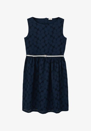 Robe bleu marine sans manches avec un motif en dentelle florale et une fine ceinture argentée à la taille, longueur au genou et col rond.