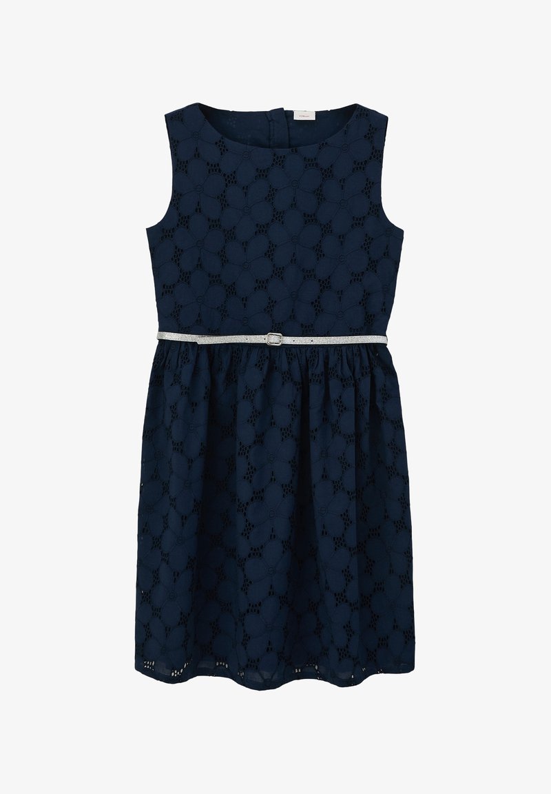 Robe bleu marine sans manches avec un motif en dentelle florale et une fine ceinture argentée à la taille, longueur au genou et col rond.
