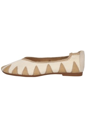 Zapato plano tipo mocasín con parte superior de tejido trenzado en tonos beige y crema con patrón triangular, y suela marrón con tacón bajo.