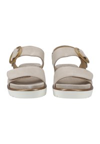 Sandalias de ante beige con dos cintas anchas, detalle de hebilla circular dorada, plantilla acolchada y suela de goma blanca.