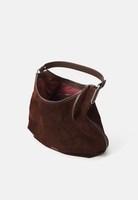 Borsa a spalla in suede marrone con una sola tracolla, dotata di chiusura con zip e una fodera interna a contrasto. Texture morbida con hardware minimale.
