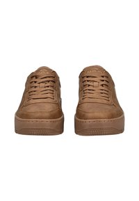 Sneaker marroni con una texture in pelle liscia, presentano una punta rotonda, suola in gomma rialzata e design con lacci. Cuciture rinforzate e accento del logo.