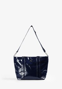 Bolso tote de charol azul marino con un acabado brillante, que cuenta con dos asas superiores, una correa para el hombro desmontable y un detalle del logo en la parte frontal.