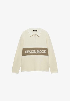 Cremefarbener Pullover mit Reißverschlusskragen und einem kontrastierenden braunen Streifen mit dem Text "DESIGN MOOD." Hergestellt aus weichem, strukturiertem Material.