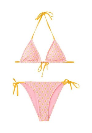 Conjunto de bikini rosa con patrón de margaritas amarillas, tirantes amarillos para atar en el top halter y en los laterales de la parte inferior, mostrado sobre fondo blanco.