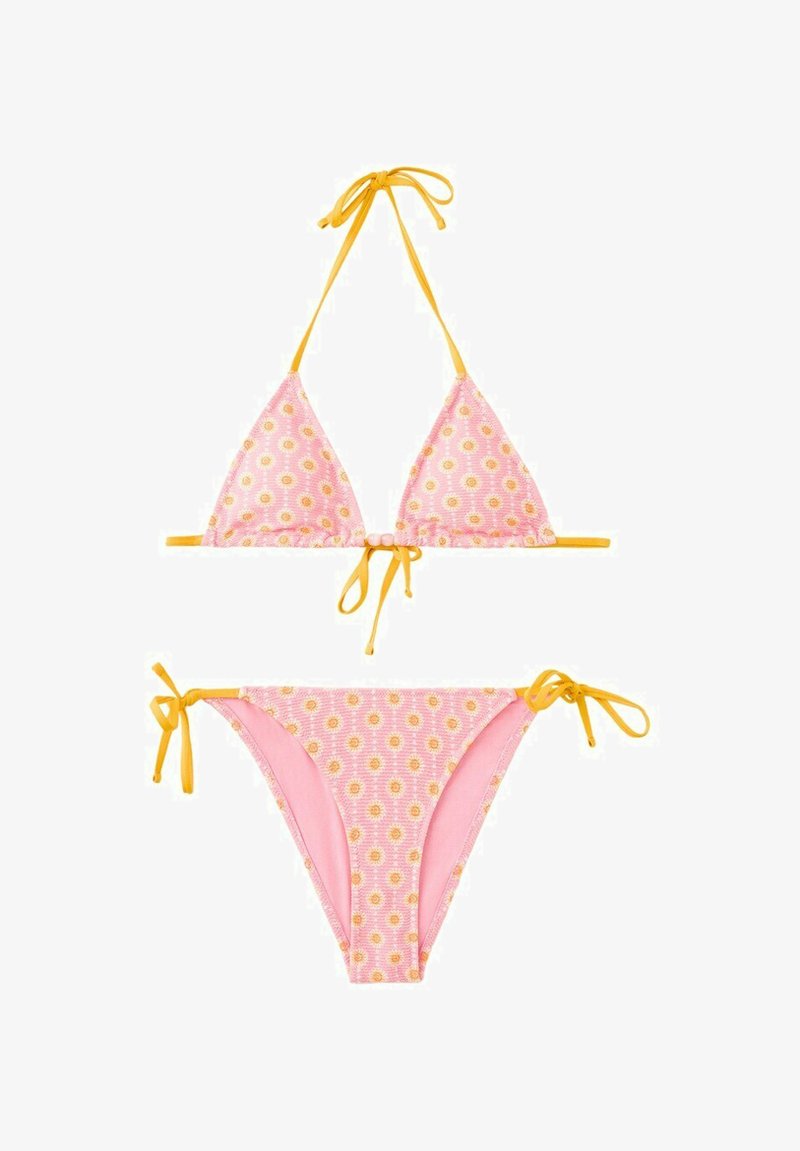 Set bikini rosa con motivo a margherite gialle, spalline gialle annodate sul top a fascia e sui lati del bikini, su sfondo bianco.