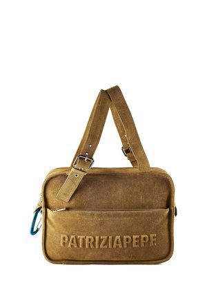 Sac à bandoulière en daim marron avec sangle réglable, poche zippée avant et logo embossé "PATRIZIA PEPE".