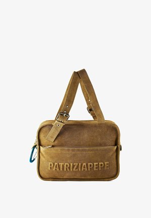 Sac à bandoulière en daim marron avec sangle réglable, poche zippée avant et logo embossé "PATRIZIA PEPE".