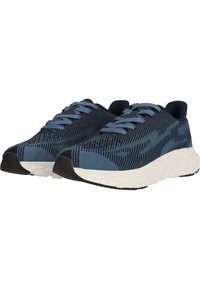 Blaue Sportschuhe mit einem gemusterten Mesh-Obermaterial, grauen Schnürsenkeln und einer weißen Sohle. Sie verfügen über eine abgerundete Zehenpartie und schwarze Gummielemente.