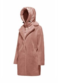 Cappotto in pelliccia sintetica rosa con cappuccio trapuntato rosa lucido. Presenta un colletto a lanci, tasche frontali nascoste e una consistenza morbida.