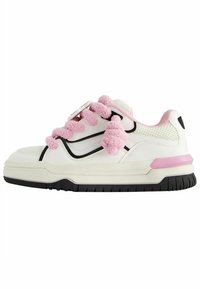 Bílé tenisky s růžovými chlupatými tkaničkami, černými akcenty a texturovaným síťovaným svrškem. Pevná bílá podrážka s růžovým pruhem na patě.