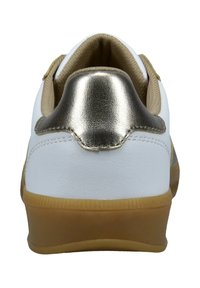 Weißer Sneaker mit einem akzentuierten metallischen Goldabsatz, Obermaterial aus strukturiertem Leder und Gummisohle. Abgerundete Form mit gepolstertem Knöchelkragen.