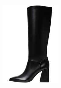 Botte noire montante en cuir lisse avec un bout pointu et un talon épais. Présente un design épuré et des accents minimalistes.