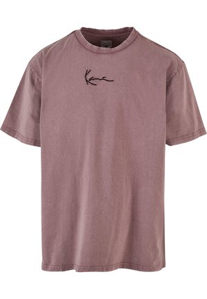 Trumpos rankovės, apvaliu kaklu marškiniai iš išblukusio mauve medvilnės. Su juodu siuvinėjimu ant krūtinės. Minkštas audinys ir laisvas pjūvis.