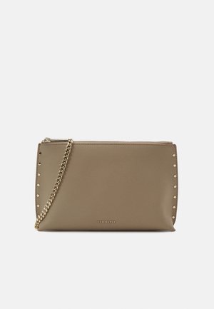 Brązowa kopertówka z syntetycznego materiału o gładkiej fakturze, z paskiem na łańcuszku w kolorze złotym, ozdobiona ćwiekami wzdłuż jednego brzegu, z zamkiem błyskawicznym u góry.