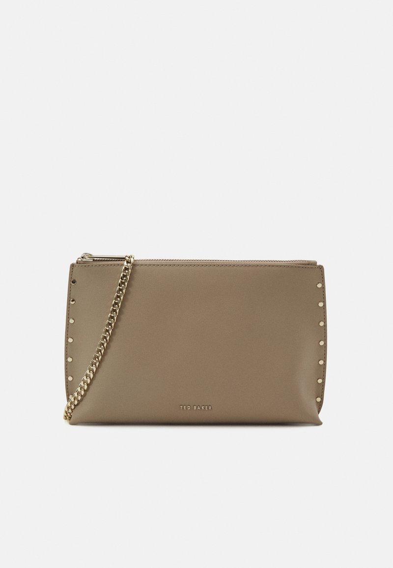 Pochette synthétique couleur cuir tanné avec une texture lisse, bandoulière à chaîne dorée, détails cloutés sur un côté, et fermeture éclair sur le dessus.