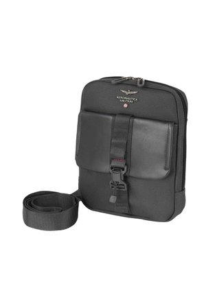 Piccola borsa a tracolla nera con tasca frontale con patta e fibbia, marchiata "Aeronautica Militare", con tracolla regolabile.