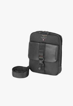 Piccola borsa a tracolla nera con tasca frontale con patta e fibbia, marchiata "Aeronautica Militare", con tracolla regolabile.