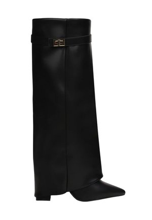 Botte noire en cuir, hauteur genou, avec un design à bout carré, finition mate et accent en boucle dorée en haut.