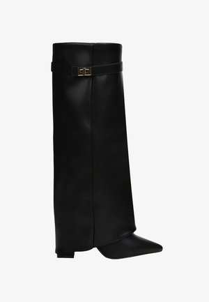 Botte noire en cuir, hauteur genou, avec un design à bout carré, finition mate et accent en boucle dorée en haut.