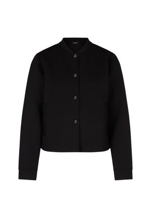 Veste cropped noire en tissu doux, avec un col rond, des boutons dorés et des poches latérales. Design simple avec des poignets côtelés.