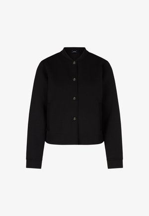 Zwarte cropped jasje gemaakt van zachte stof, met een ronde kraag, gouden knopen en zijzakken. Eenvoudig ontwerp met geribbelde manchetten.