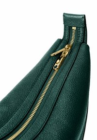 Borsa in pelle verde scuro con texture, dotata di una cerniera e accessori dorati, caratterizzata da un design elegante e curvo e da cuciture prominenti lungo i bordi.