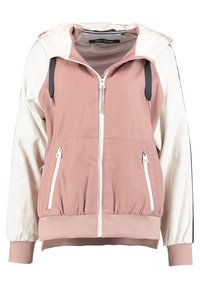 Kevyt takki, jossa on vaaleanpunainen ja valkoinen värilohkoyksitys, etuvetoketju, kaksi sivutaskua ja huppu jossa on kiristysnauhat.