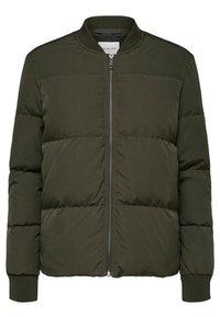 Giubbotto bomber imbottito verde oliva con chiusura frontale con zip, polsini a coste e texture liscia, caratterizzato da sezioni trapuntate orizzontali.